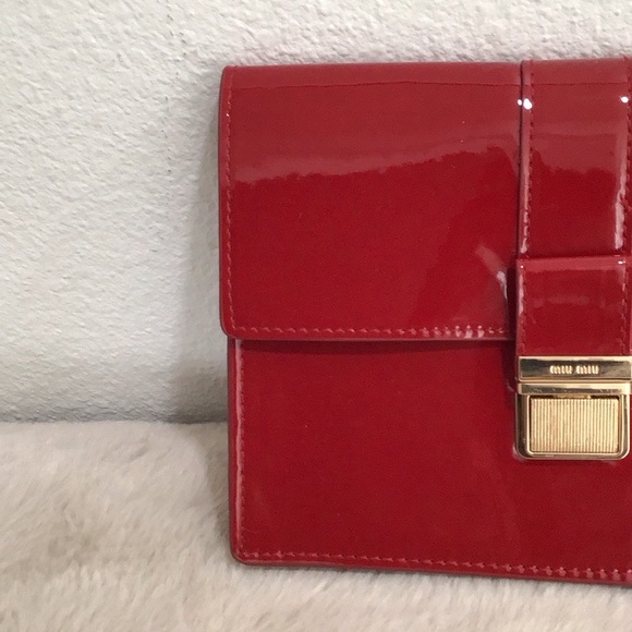 🆕 MIU MIU Patent Red Clasp Cosmetic Bag No Box No Dust Bag - Picture 4 of 12